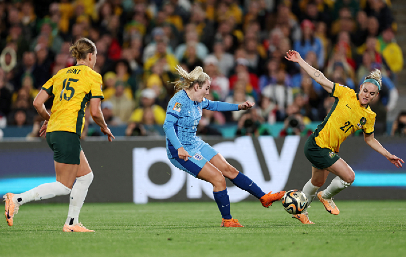 英格兰女足精英队员持续精彩发挥，跻身足球巅峰